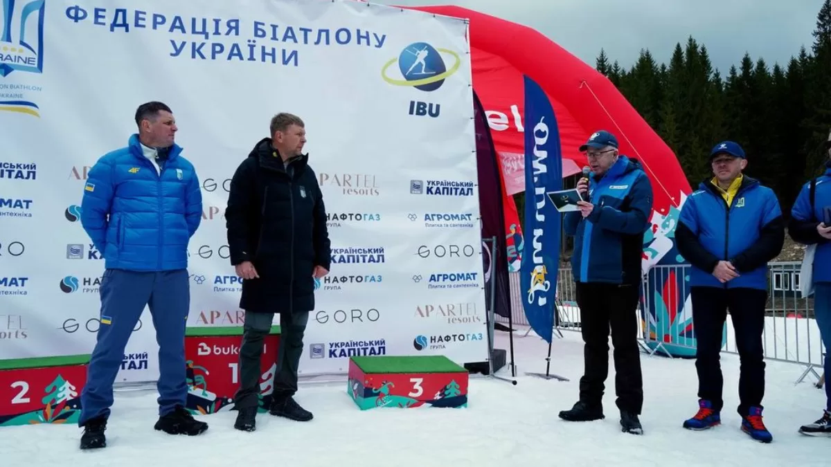 Александра Биланенко и Сергея Седневa награждают серебряными медалями за ЧМ-2011 / Фото Федерация биатлона Украины