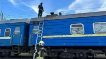 У Києві на даху вагона струмом вразило підлітків: одна дитина загинула / Фото ДСНС
