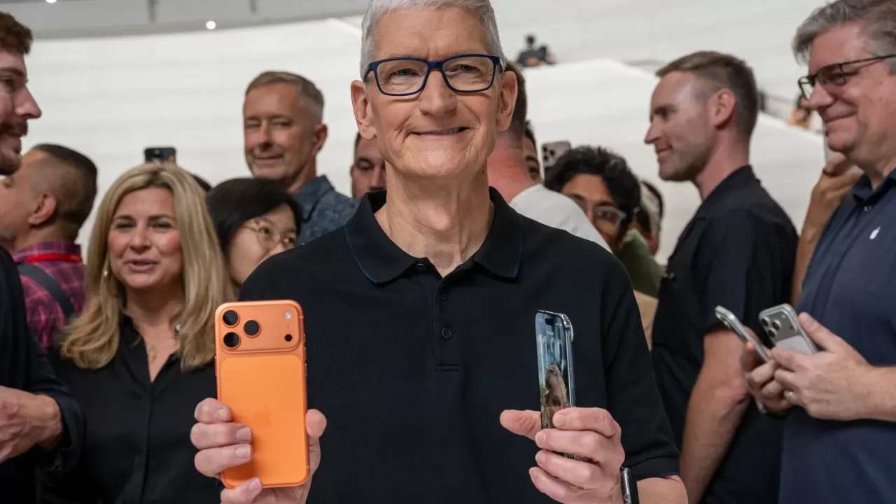 Генеральный директор Apple Тим Кук с Apple iPhone 17 Pro / Фото: Дэвид Пол Моррис/Bloomberg