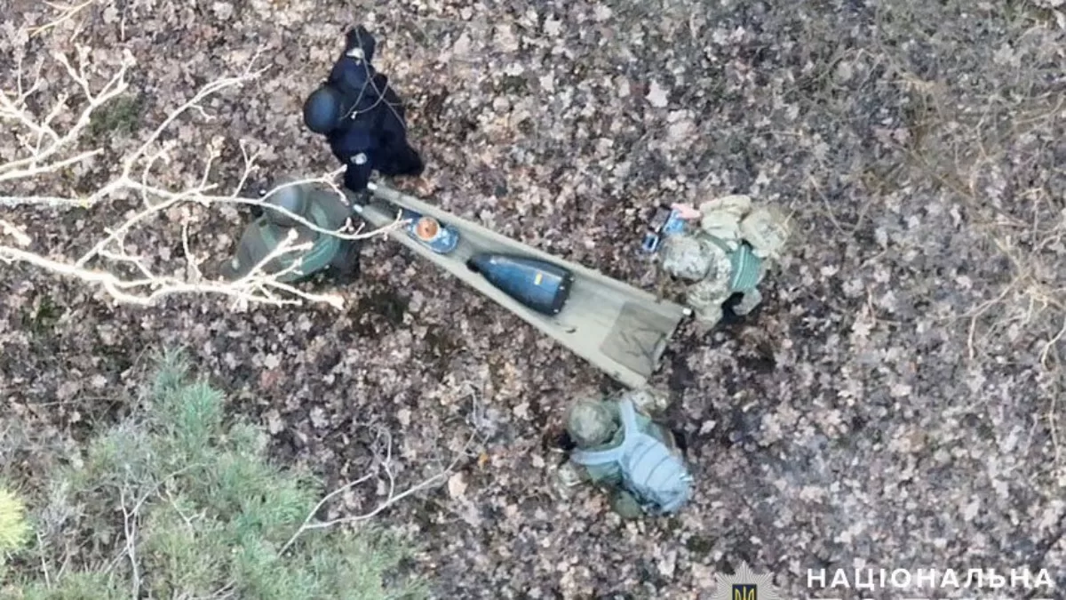 Взрывотехники переносят боевую часть «шахеда» в безопасное место / Фото Нацполиция