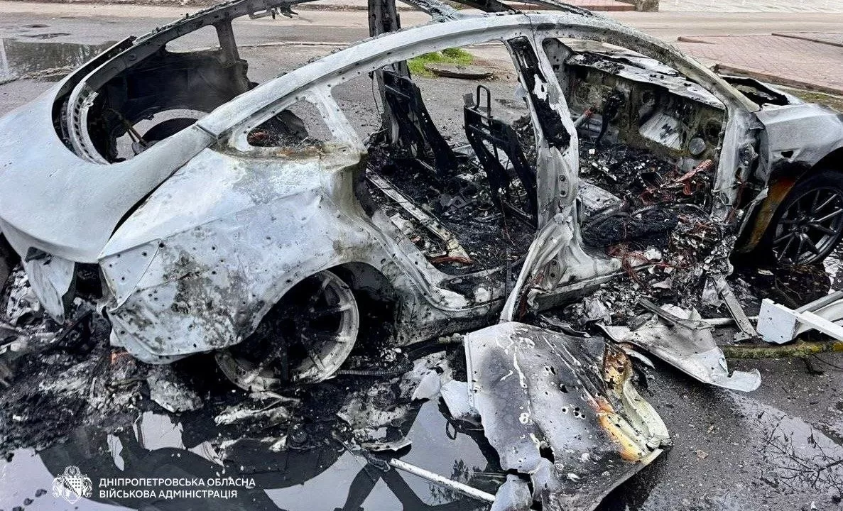 Знищений російським дроном автомобіль у Нікополі / Фото: Дніпропетровська ОВА