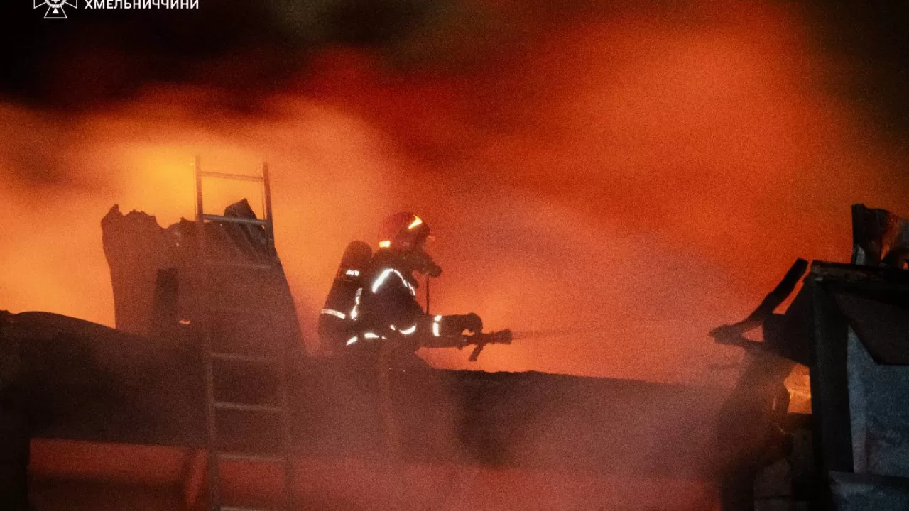 Россия атаковала Хмельницкий: на предприятии вспыхнул пожар / Фото: ГСЧС