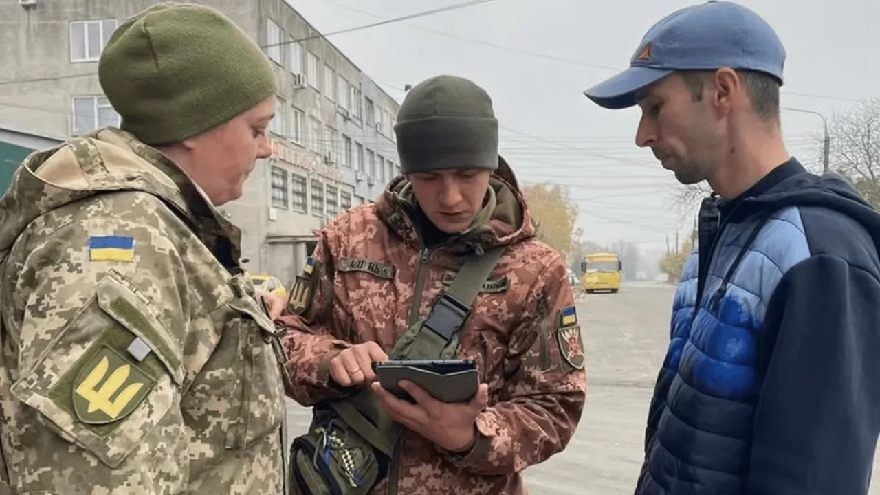 У мужчины проверяют военно-учетные документы / Фото: Винницкий ТЦК и СП