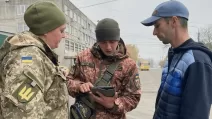 У мужчины проверяют военно-учетные документы / Фото: Винницкий ТЦК и СП