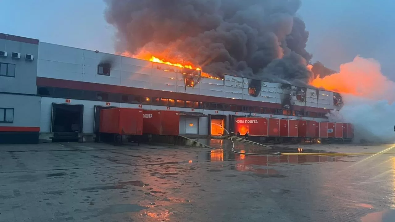 Пожежі після атаки в Луцьку: містян попередили про небезпеку повітря / Фото: Нова пошта