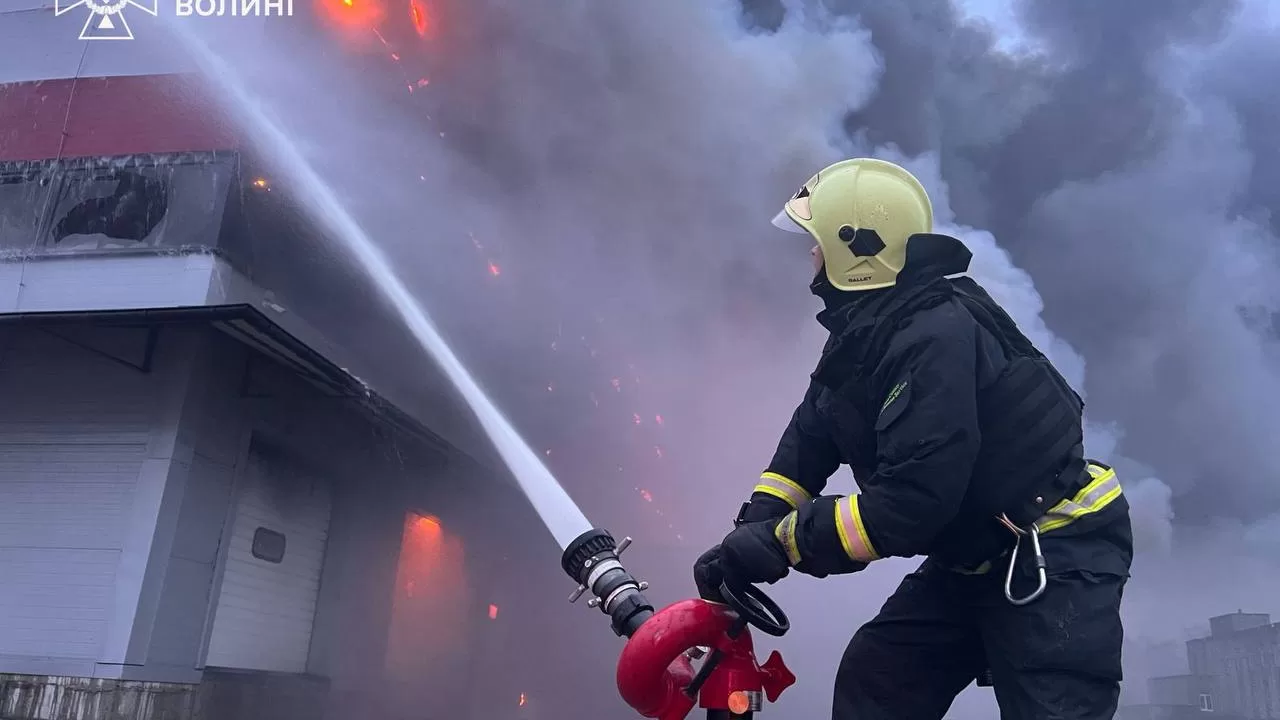 Russia destroyed Nova Poshta warehouses and a terminal in Lutsk / Photo: Volyn State Emergency Service