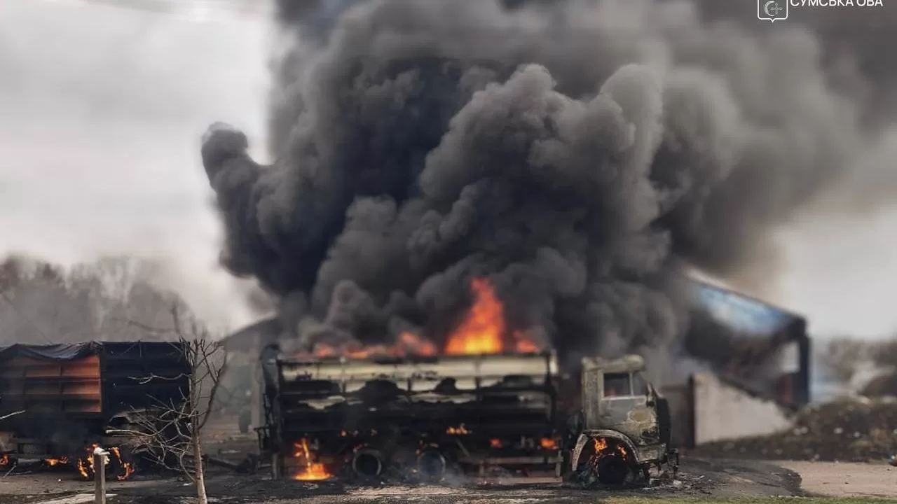 Пожежа на місці обстрілу на Сумщині / Фото: Сумська ОВА