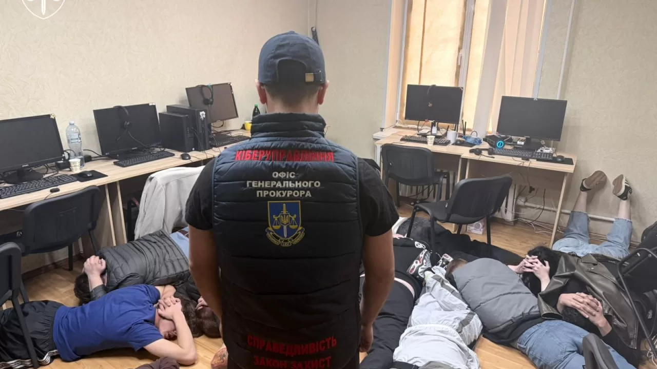Затримання працівників шахрайських кол-центрів у Дніпрі / Фото: ОГП