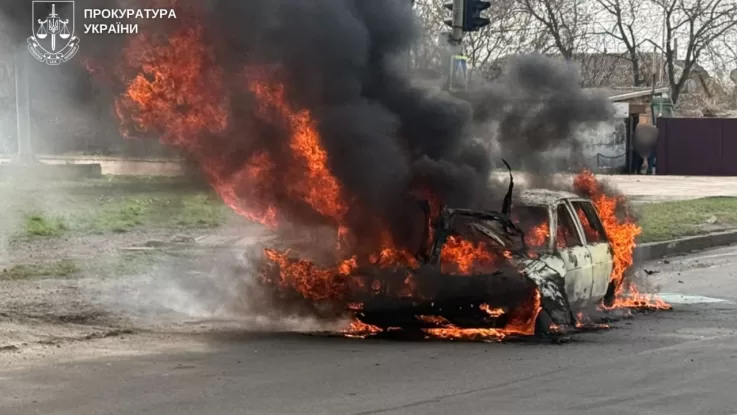 Знищена внаслідок обстрілу автівка / Фото: Дніпропетровська обласна прокуратура