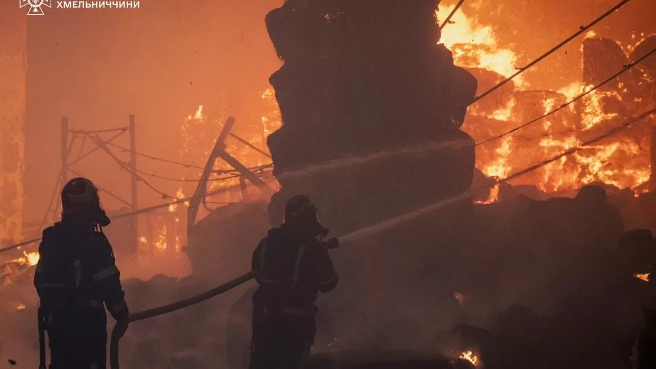 Спасатели Хмельницкой области на месте обстрела / Фото: ГСЧС