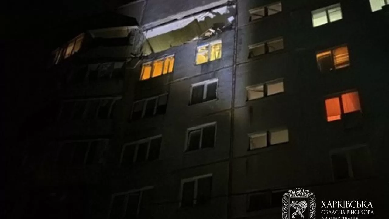 Пошкоджена обстрілом багатоповерхівка / Фото: Харківська ОВА