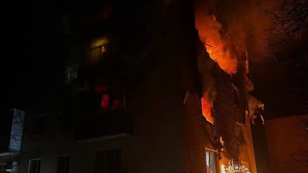 У Чугуєві росіяни атакували багатоквартирний будинок / Фото Харківська ОВА