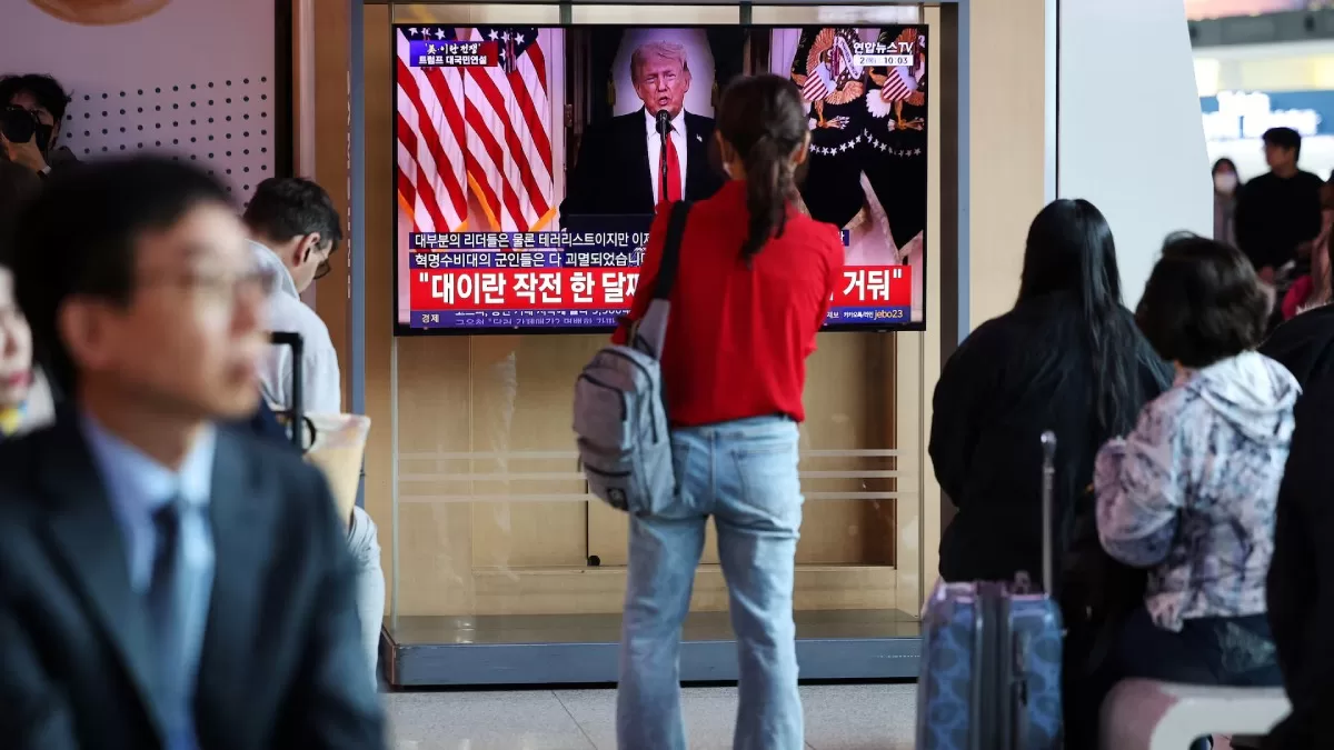 Новинний сюжет про звернення президента США Дональда Трампа до нації щодо війни з Іраном, Сеул, Південна Корея, 2 квітня 2026 року / Фото Reuters