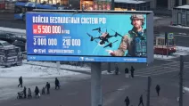 Реклама контрактной службы в подразделениях беспилотных систем российской армии с указанием выплат и контактной информации, в Санкт-Петербурге, Россия, 26 января 2026 года / Фото Reuters