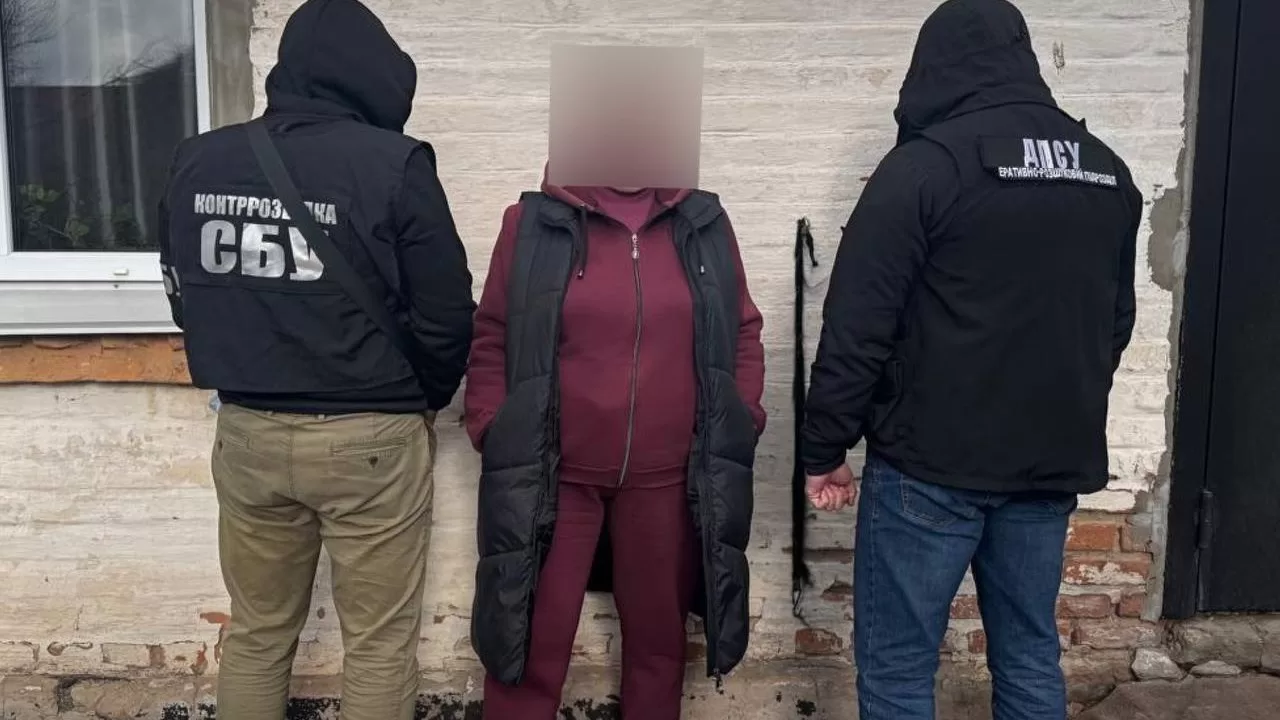 Син підозрюваної у 2024 році вже був засуджений до 10 років ув’язнення за поширення даних про переміщення зброї та військових / Фото ДПСУ