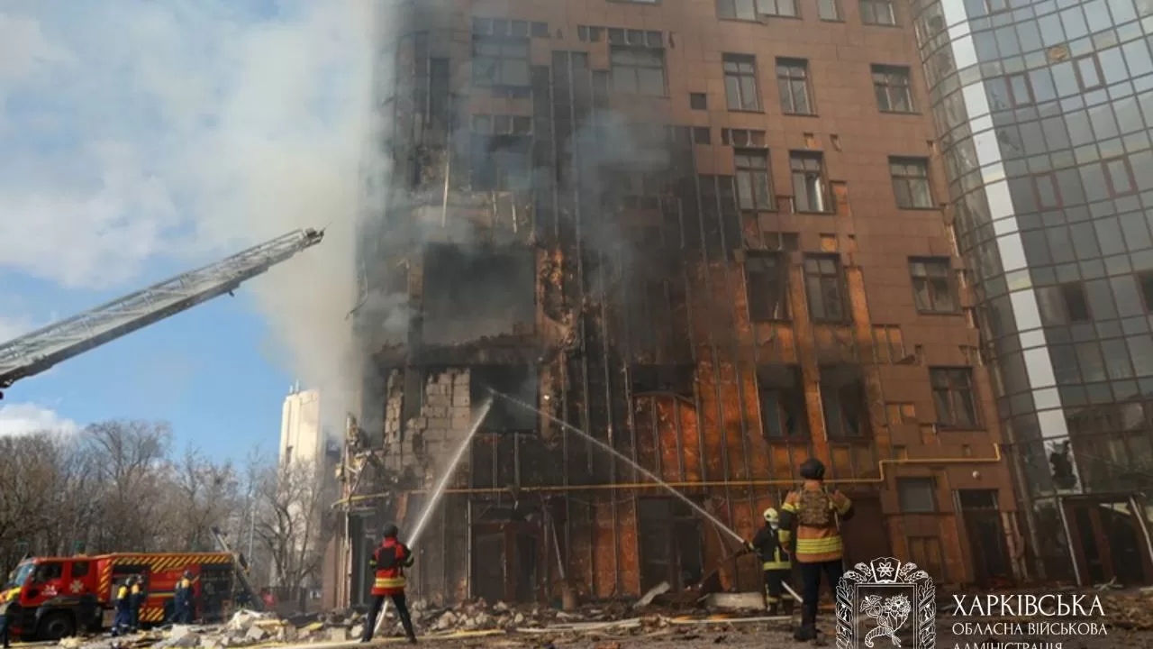 Ліквідація наслідків влучання БпЛА в будинок у Харкові / Фото: Харківська ОВА