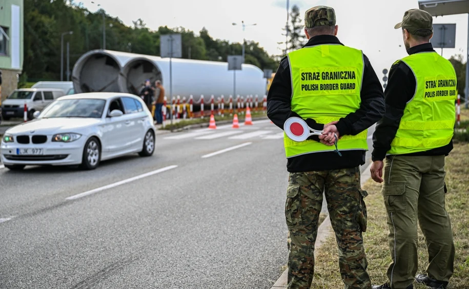 Прикордонники у Польщі під час перевірки транспорту / Фото: RMF24