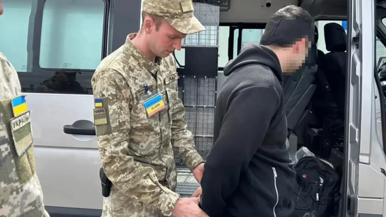 Військові затримуюють цивільного / Фото ілюстративне: focus.ua