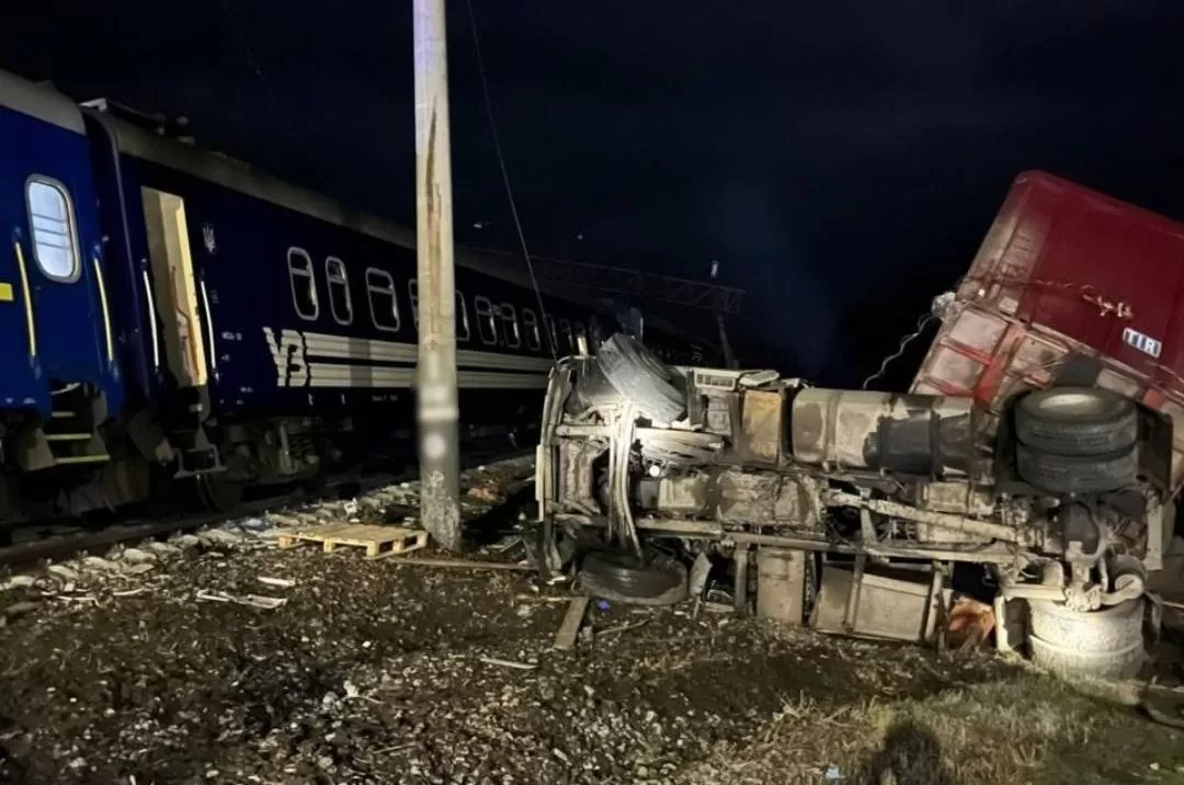 Місце зіткнення вантажівки та поїзда на Харківщині / Фото: ГУНП в Харківській області