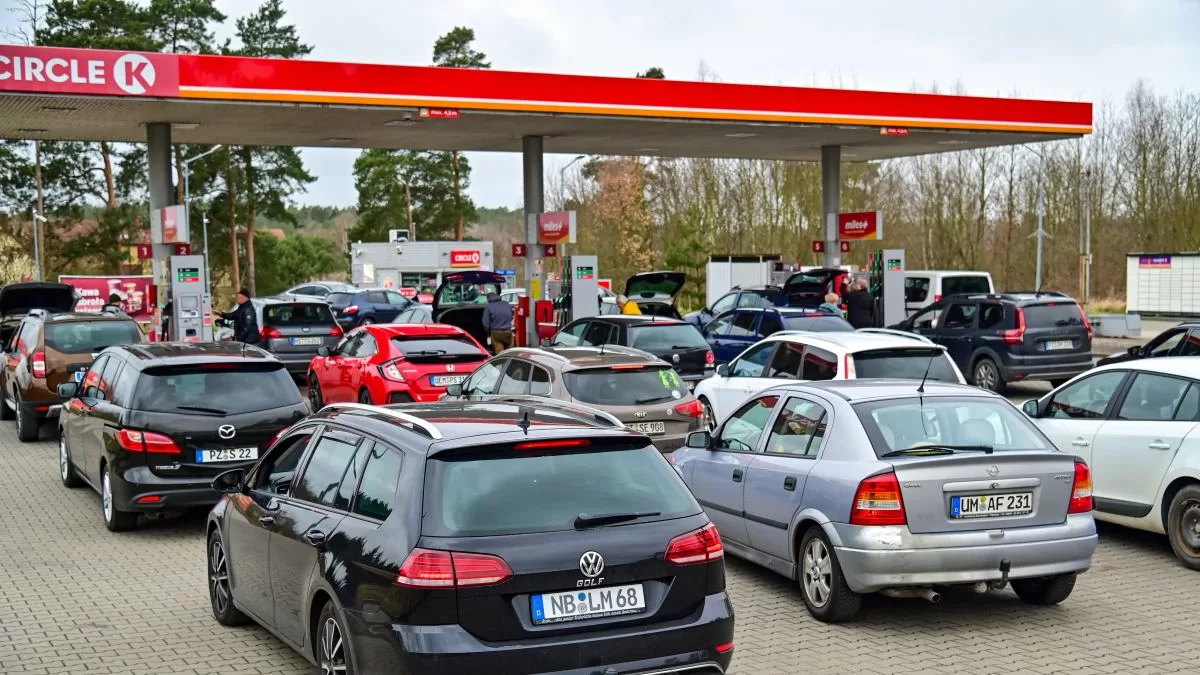 Черги автомобілів на АЗС в Любешині / Фото: PAP/Marcin Bielecki