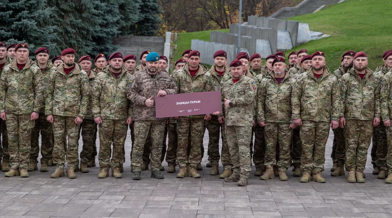 Генерал-майор Олег Апостол і військовослужбовці ДШВ / Фото: www.ukrinform.ua