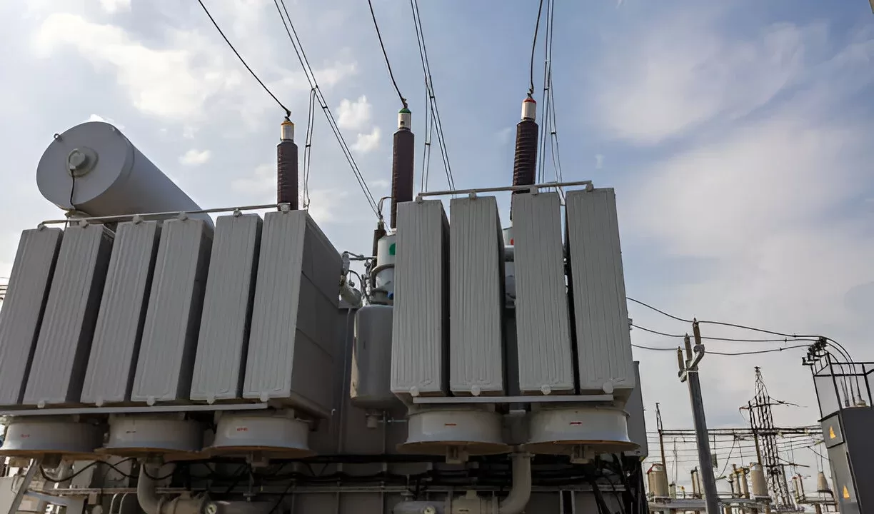 Високовольтний трансформатор / Фото: rooqcn.com