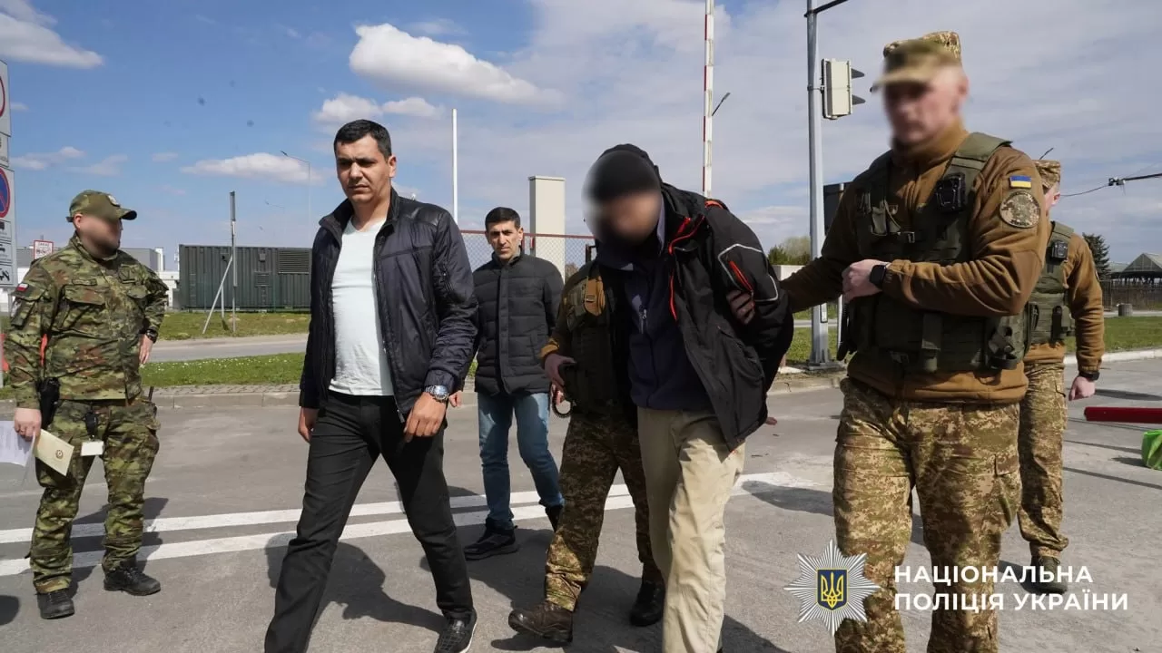 Нацполіція екстрадувала до Азербайджану колишнього вчителя англійської, який воював на боці рф проти України / Фото Нацполіція