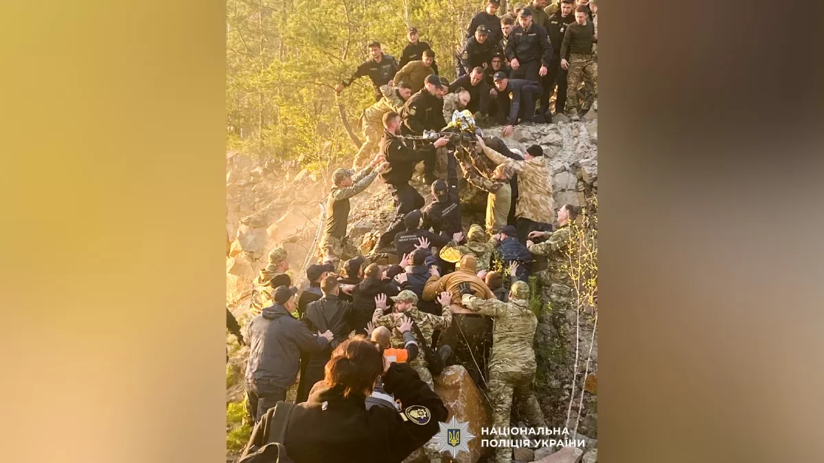 Участникам поиска пришлось образовать живую цепь, чтобы спасти мальчика / Фото полиция Ровенской области