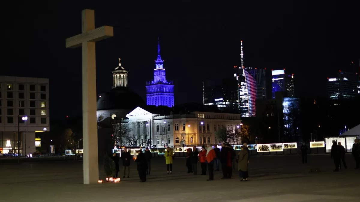 Варшава, 2 апреля 2026 года. Молитва перед Папским крестом Иоанна Павла II на площади Маршала Юзефа Пилсудского / Фото PAP