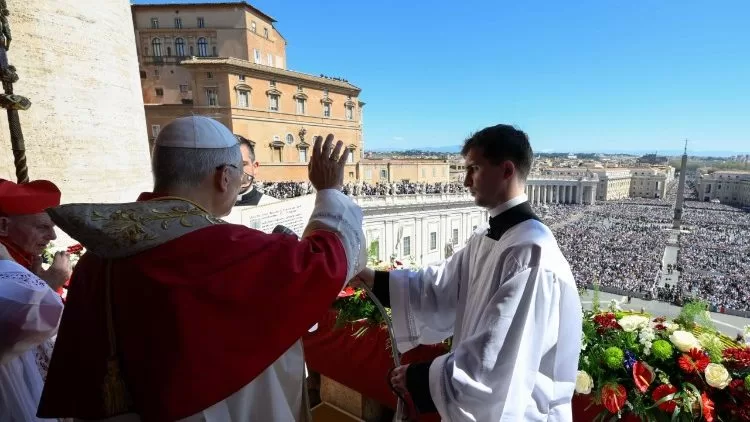 Папа Лев благословляет толпу / Фото: Vatican Media