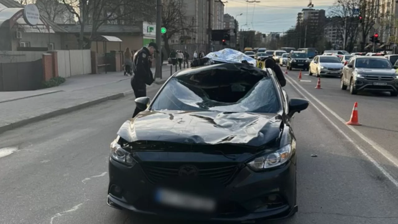 Поврежденный в результате ДТП автомобиль в Ивано-Франковске / Фото: ГУНП в Ивано-Франковской области