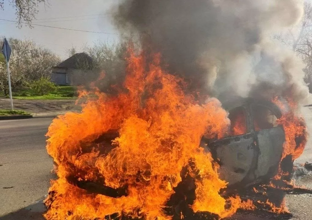 Уничтоженный в результате атаки БпЛА автомобиль в Никополе / Фото: Днепропетровская ОВА