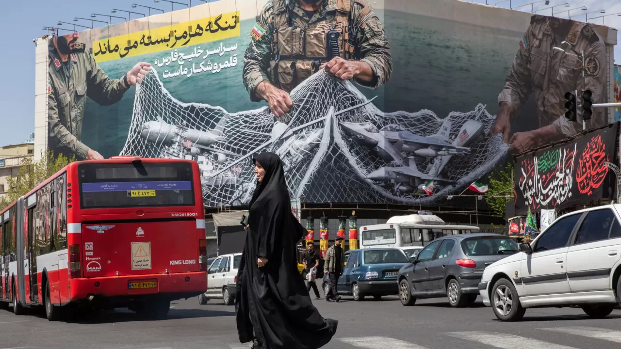 Білборд у Тегерані зображує іранських військових командирів з американськими літаками в сітці / Фото: The New York Times