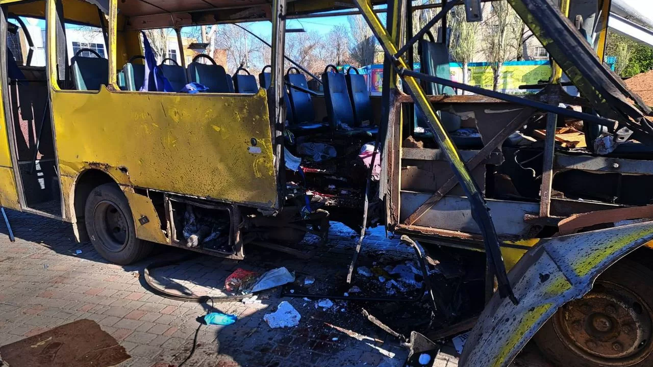 Трb человекf погибли в результате удара РФ по маршрутному автобусу в Никополе / Фото: ГСЧС