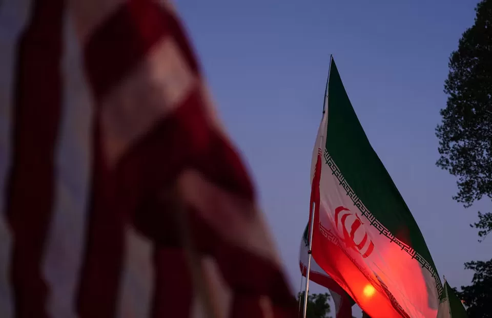 Флаг Ирана возле Белого дома во время протестов против военных действий / Фото: Reuters