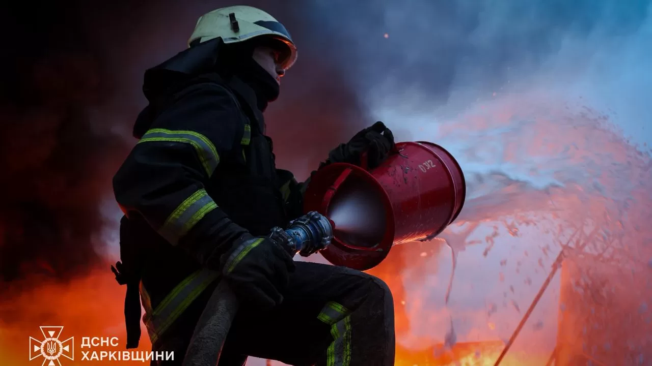 Спасатель Харьковщины на месте пожара после обстрела РФ / Фото: ГСЧС
