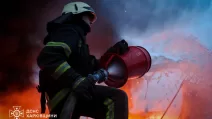 Спасатель Харьковщины на месте пожара после обстрела РФ / Фото: ГСЧС