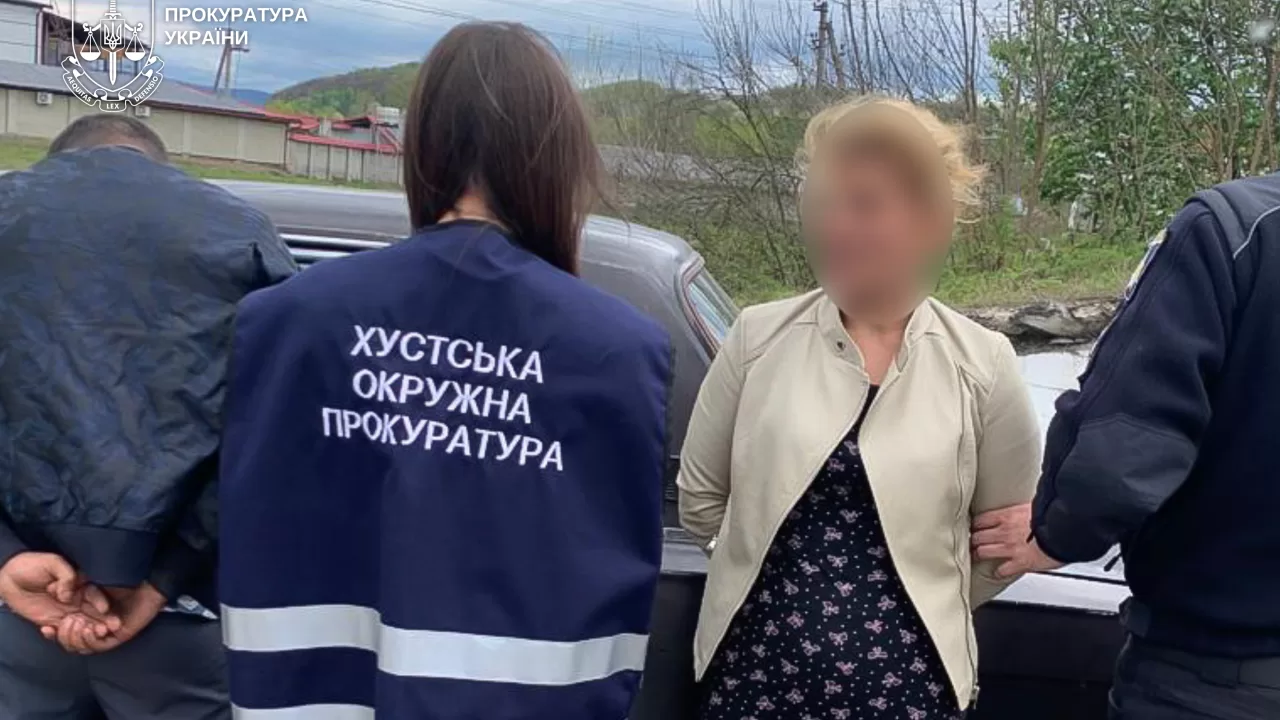 Затримання підозрюваної в торгівлі дітьми / Фото: Закарпатська обласна прокуратура