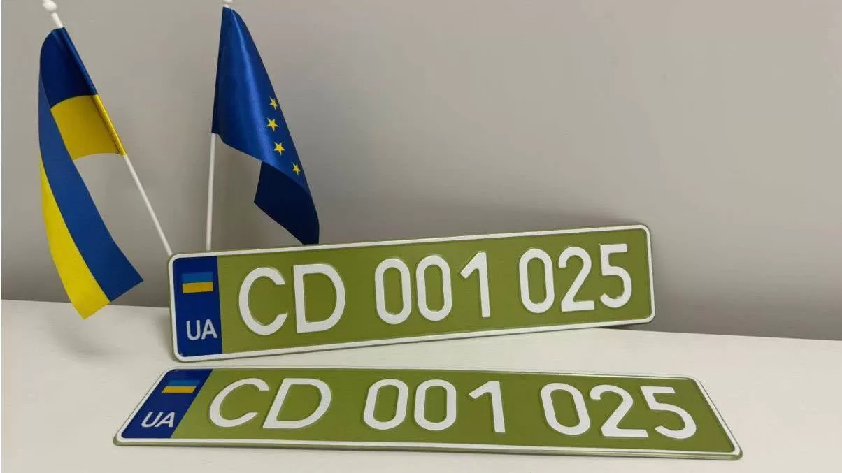 Обновлённые номерные знаки имеют оливковый цвет / Фото МВД