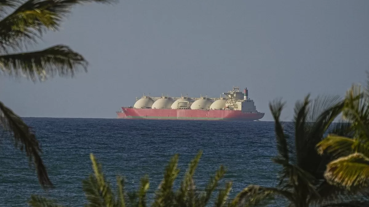 Судно проходит через Ормузский пролив 8 апреля / Фото Anadolu