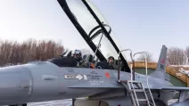 Когда первый самолёт F-16, который должен был быть передан Украине, покидал Норвегию, министр Бьёрн Арильд Грам присутствовал на его отправке из Будё. На фото он изображён на заднем сиденье самолёта. Январь 2024 года / Фото Вооружённые силы Норвегии
