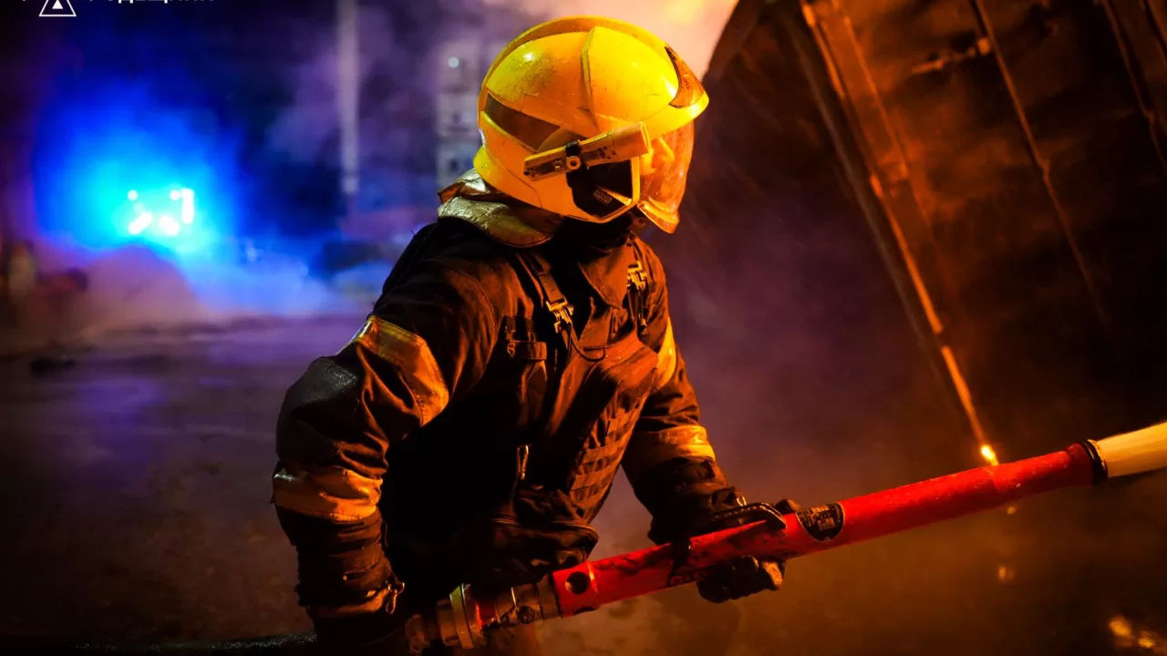 Рятувальник Одещини на місці пожежі / Фото архівне: ДСНС