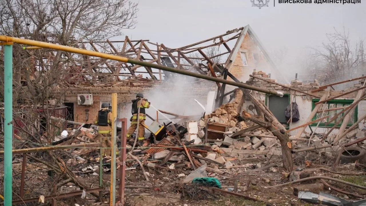 Рятувальники на місці обстрілу Балабиного 9 квітня / Фото: Запорізька ОВА