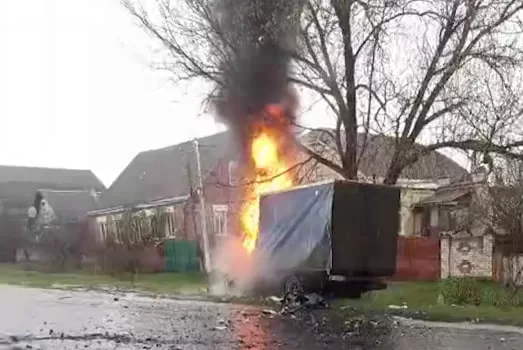 Вантажівка після удару російського дрона на Харківщині / Скриншот