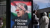 На плакаті до загальних виборів у 3-му районі Будапешта зображений прем'єр-міністр Угорщини Віктор Орбан, а під ним розміщено написи: «Припиніть пропаганду» (зверху) та «Об'єднаймося проти війни» (знизу) / Фото AFP