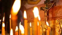 Свічки перед розп'яттям / Фото: depositphotos