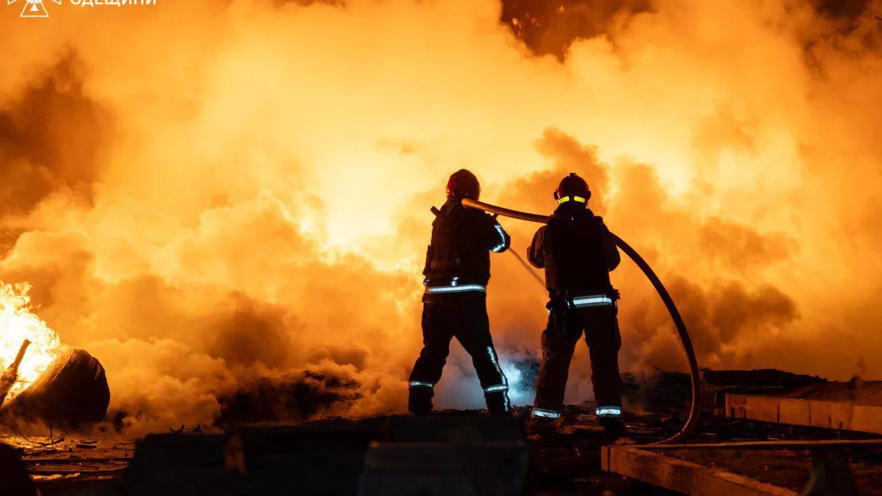 Рятувальники на місці удару по Одесі / Фото: ДСНС