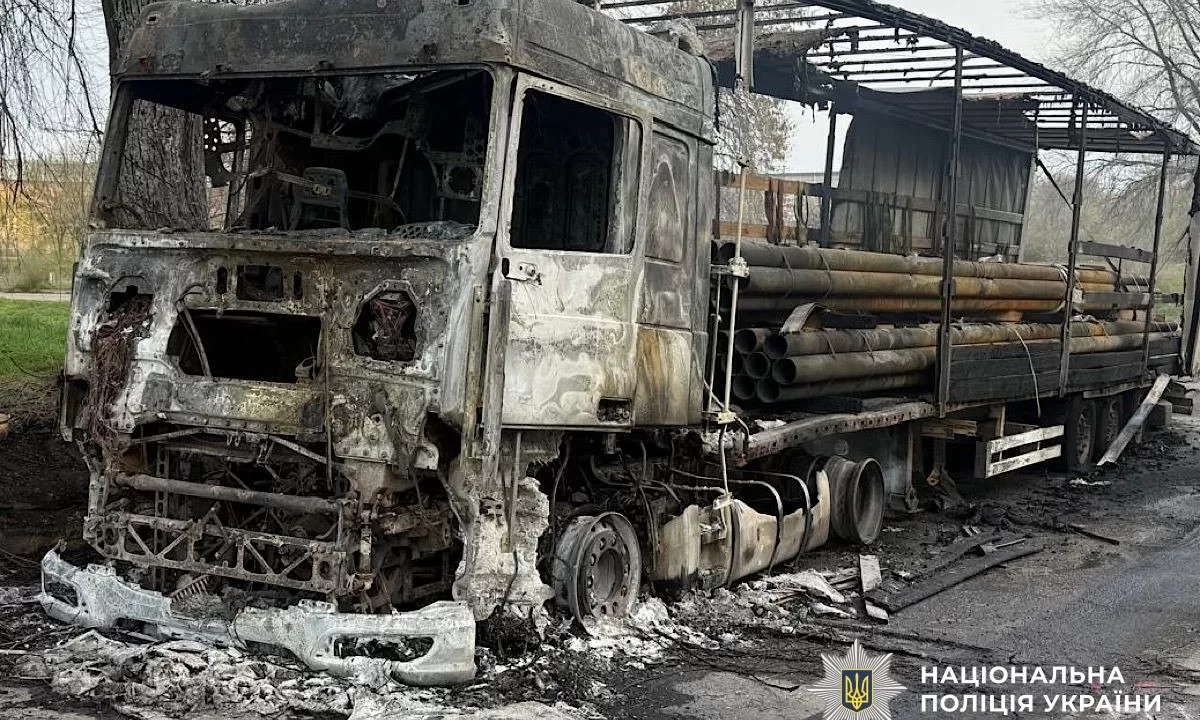 Уничтоженный в результате обстрела грузовик на Днепропетровщине / Фото: Нацполиция