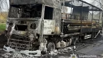 Уничтоженный в результате обстрела грузовик на Днепропетровщине / Фото: Нацполиция