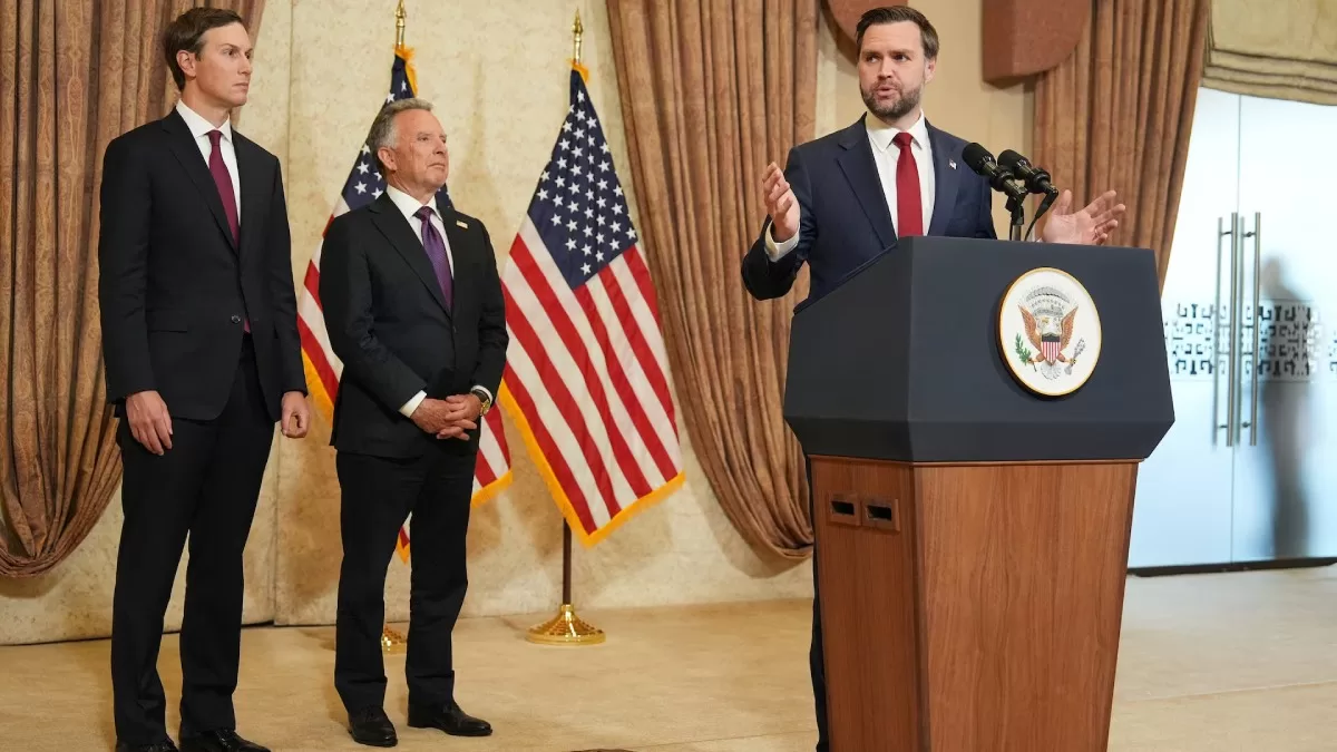 Вице-президент США Джей Ди Вэнс выступает на пресс-конференции после встречи с представителями Пакистана и Ирана, а Джаред Кушнер и Стив Виткофф, специальный посланник по вопросам мирных миссий, слушают его, в воскресенье, 12 апреля 2026 года, в Исламабаде, Пакистан / Фото Reuters